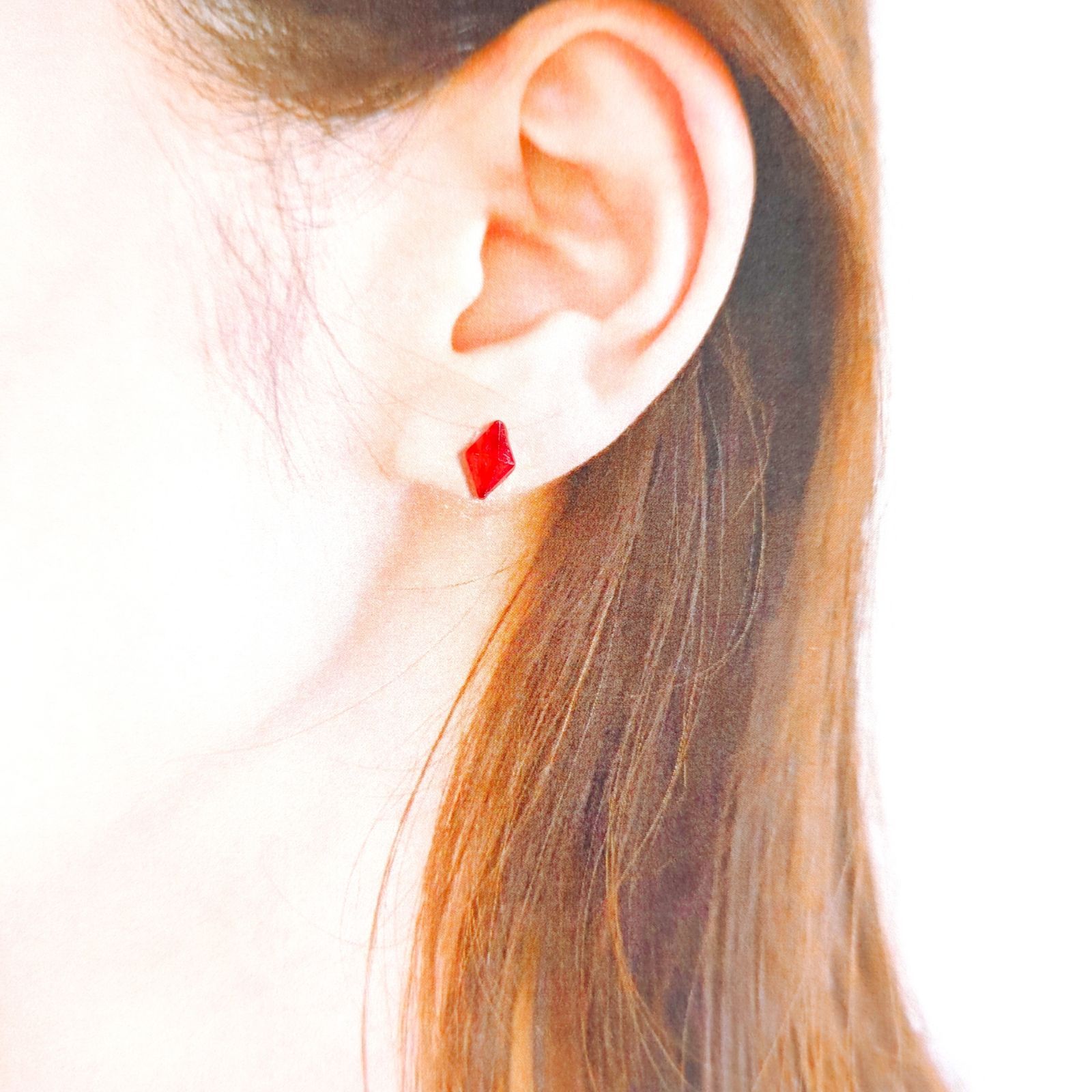 再販】No.422 レジン 小さい ダイヤ型 ダイヤカット レッド ピアス 