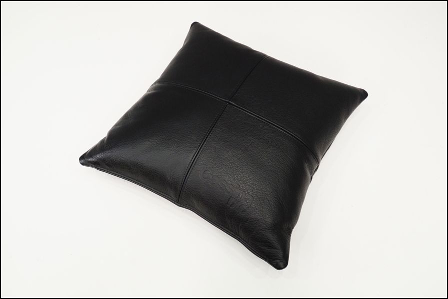 カッシーナ ブラックレザー スクエアクッション