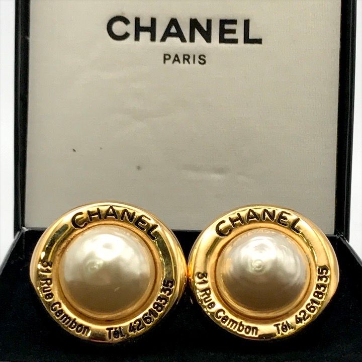 超美品 CHANEL シャネル ロゴ パール ゴールド イヤリング アクセサリー 箱付き a3815