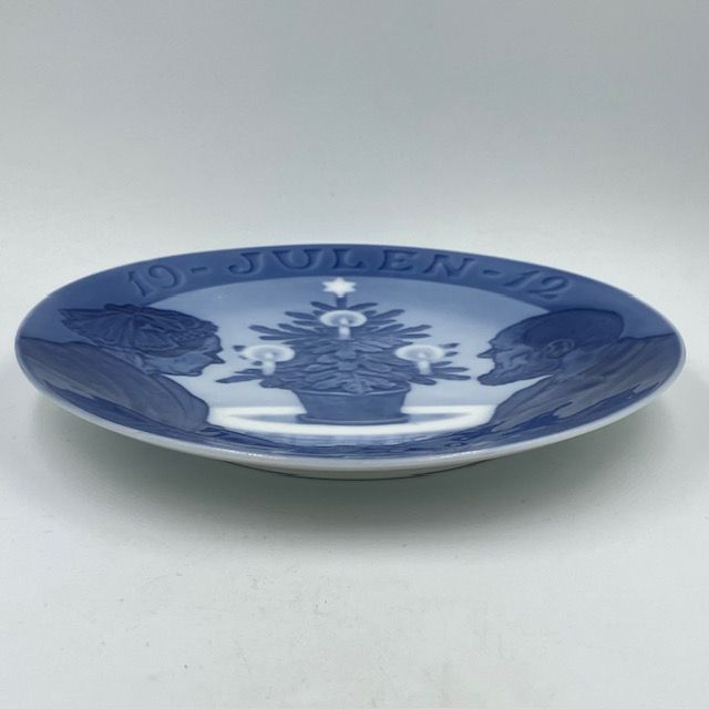 【ロイヤルコペンハーゲン】　１９１２年・イヤープレート　クリスマスツリーと老夫婦 ロイヤルコペンハーゲン】 1912年・イヤープレート クリスマス