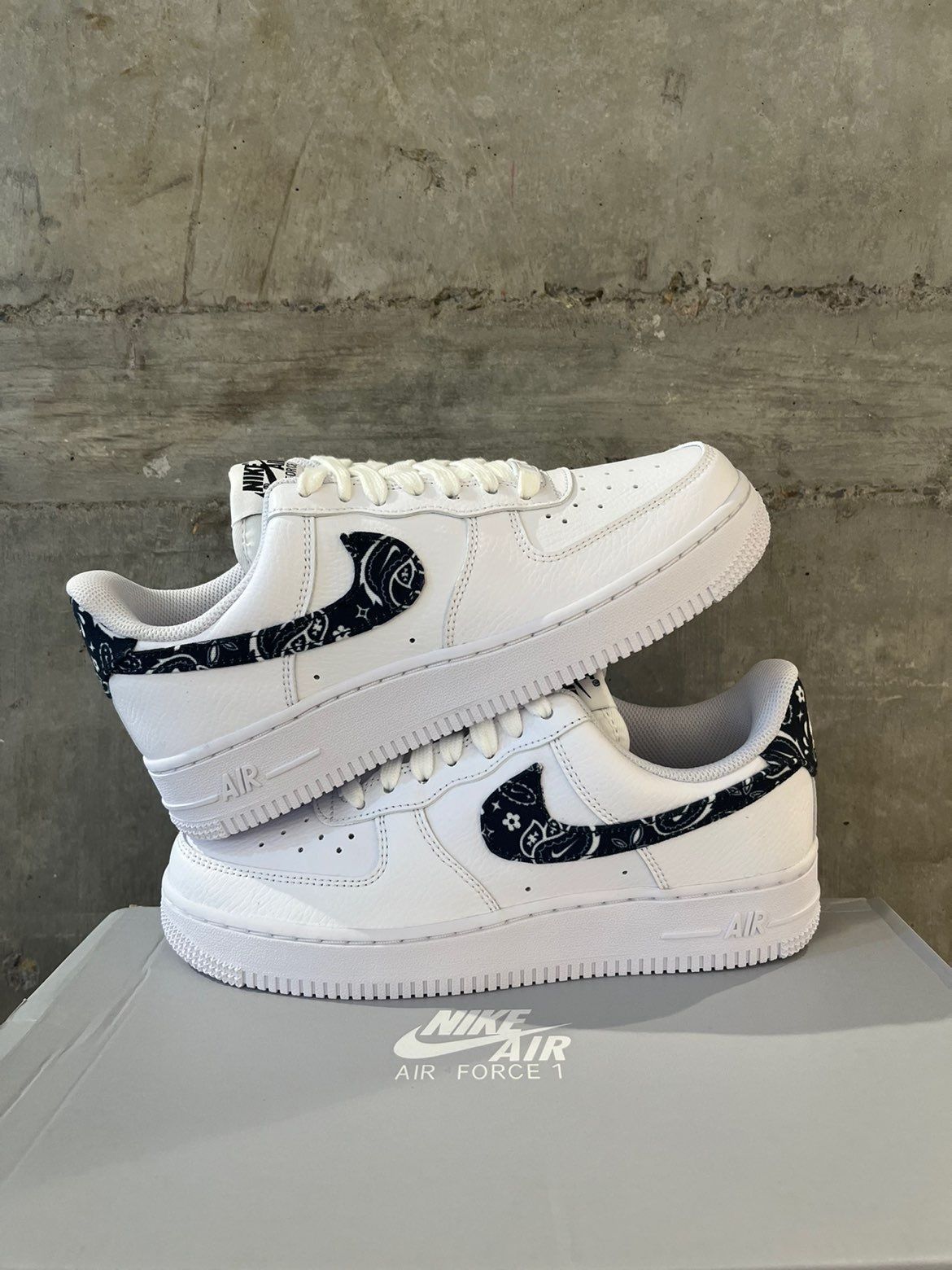 ナイキ ウィメンズ エアフォース1 ロー ブラック ペイズリー Nike Wmns Air Force 1 '07 Essential “Black Paisley”が国内1月