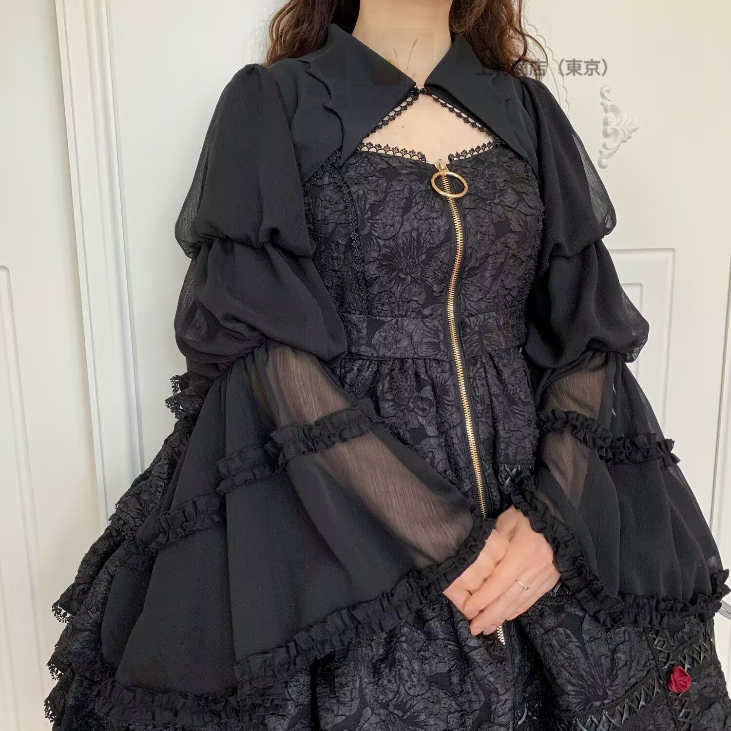 ゴシックボレロ 黒 白ショート丈 ゴスロリワールド 病み可愛い ゴスロリ イベント コスプレ ドロップドカフスベロア ボレロ カーディガン 姫袖 広い袖 スリット入り ゴスロリ パンク ロック V系 ビジュアル系 舞台 ステージ 衣装  日焼け止め レース