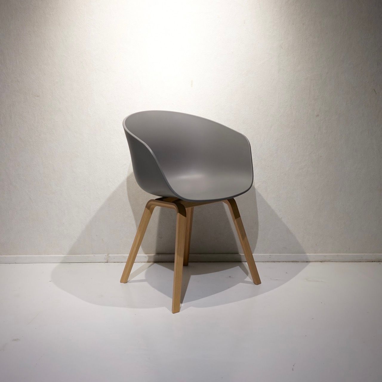 HAY ヘイ ABOUT A CHAIR アバウトアチェア ダイニングチェア アームチェア チェア 椅子 樹脂座面 オーク脚 北欧 モダン ホテルライク MARWIL-DEMENAGEMENTS_CH