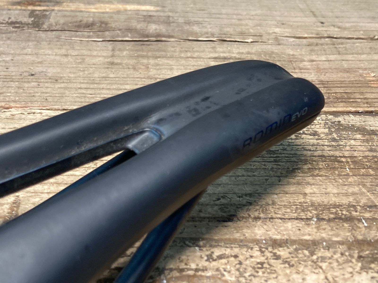 JM308 スペシャライズド SPECIALIZED ROMIN EVO サドル 黒 143mm HOLLOW Tiレール BRIGHTFACE_UK