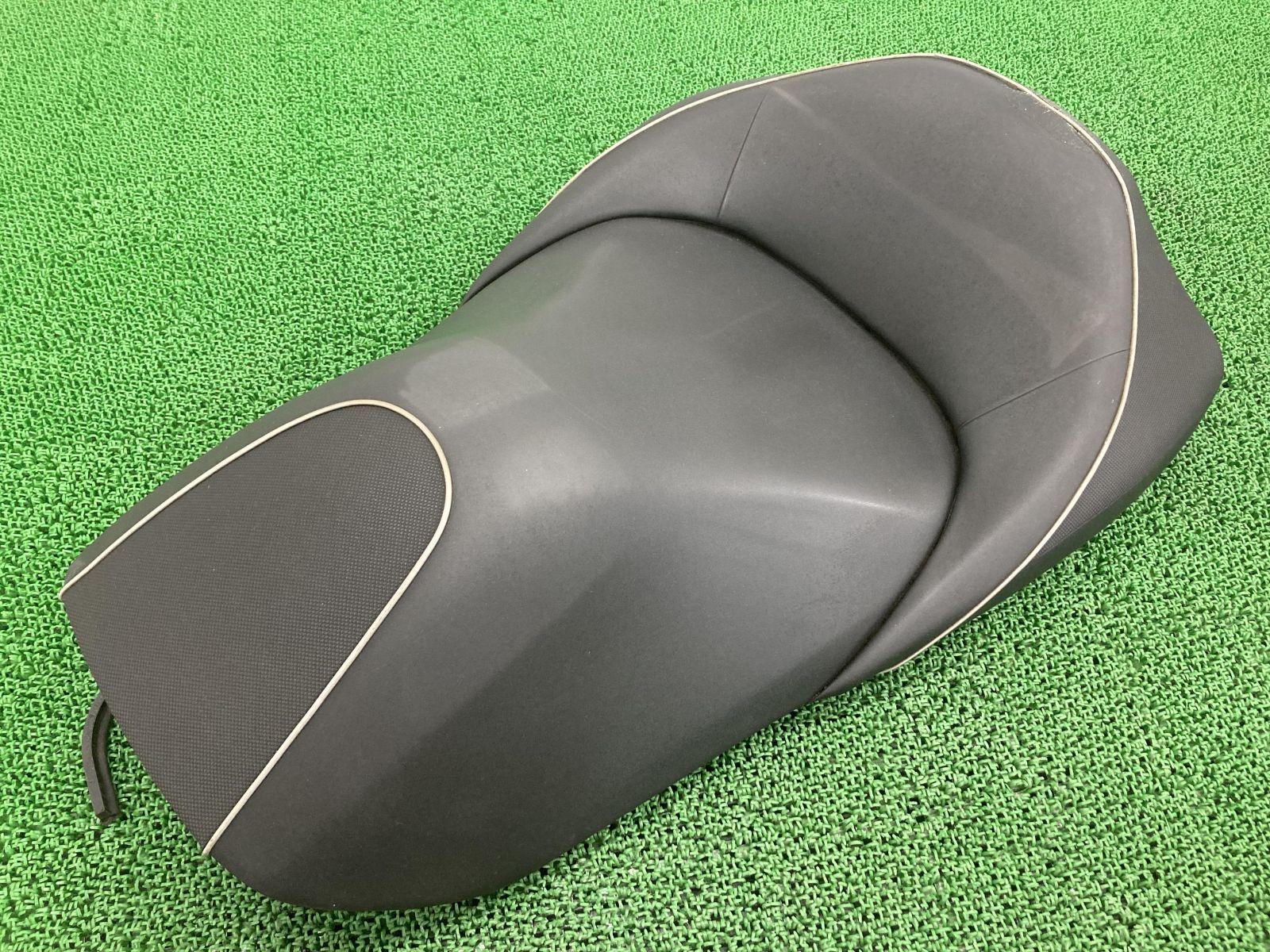 フォルツァZ フロントシート MF10-1305*** ホンダ 純正 中古 2011年式外し MF10 メインシート 修復素材や張り替えベースに 品薄 希少品