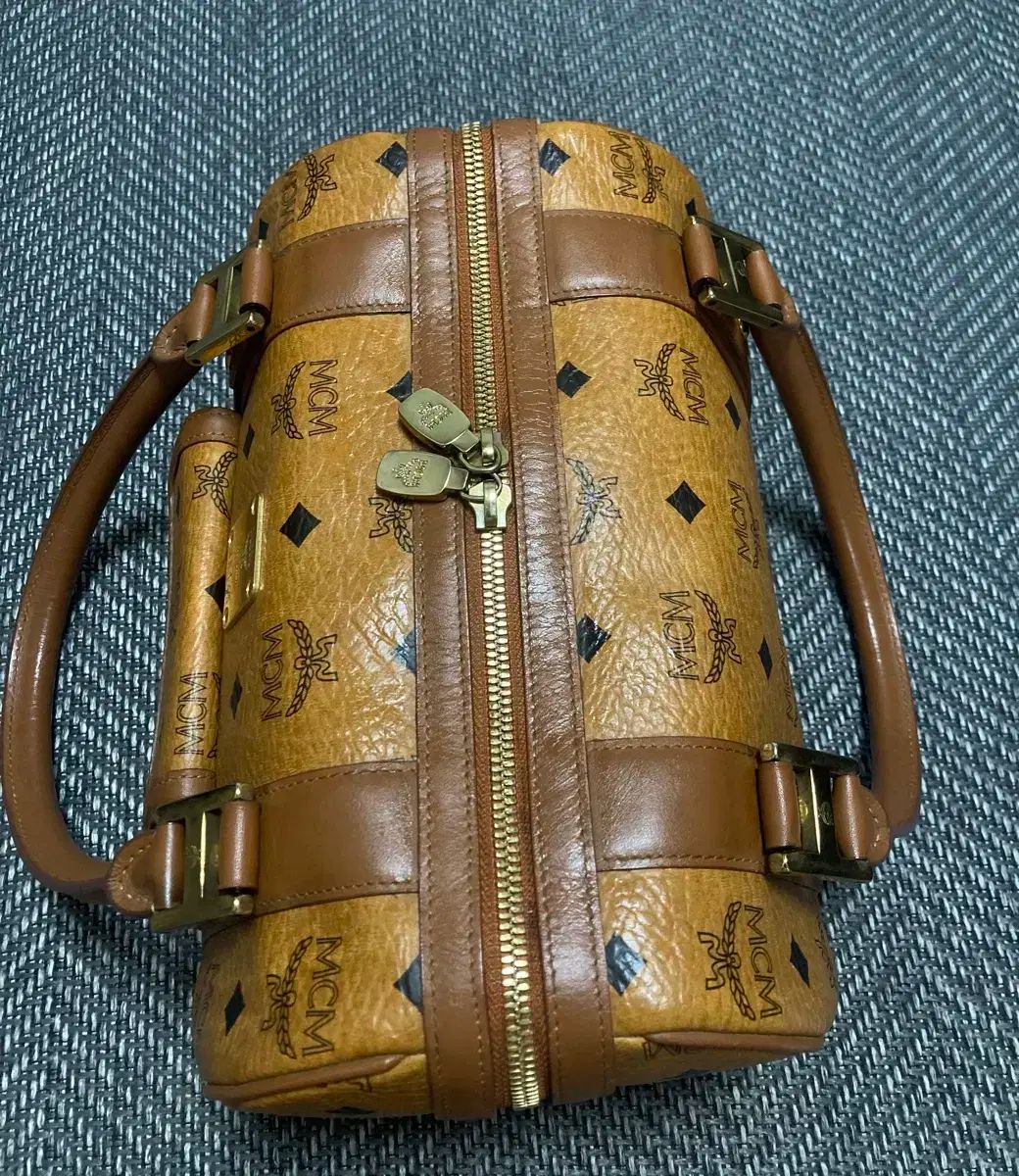 【最終値下げ】MCM バックパック　チャーム付き MCM バッグ トートバッグ (チャーム付き) - メルカリ