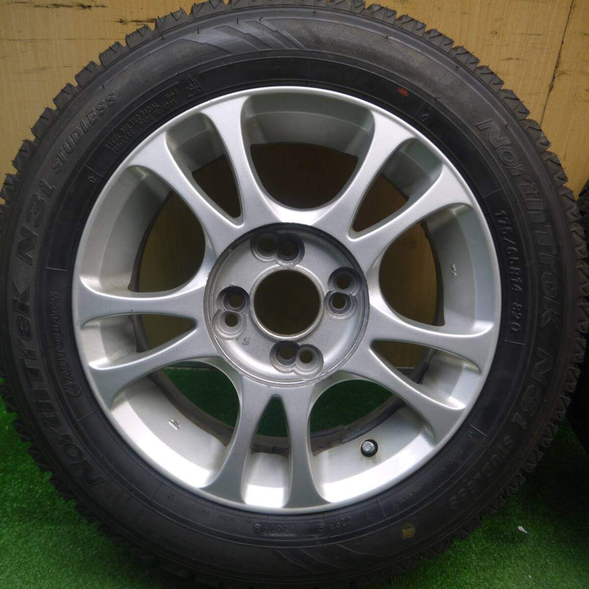 バリ溝！ほぼ10分☆スタッドレス 175/65R14 オートバックス ノース 