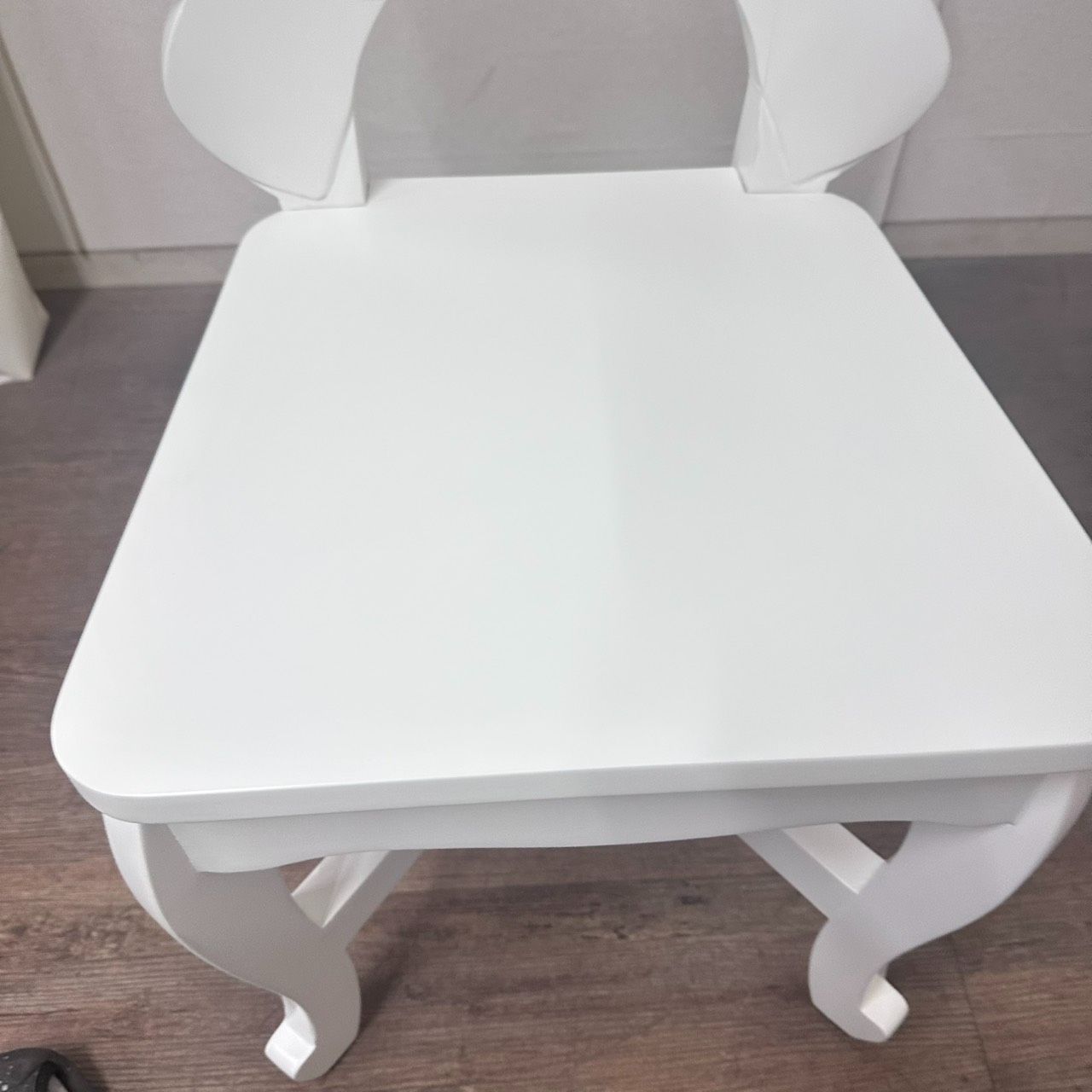 【新品・未使用】 ヨーロピアン調　白家具　チェアー　リボンデザイン 完成品 ℋ.様専用 【新品】 ヨーロピアン調 白家具 チェアー リボンデザイン 1