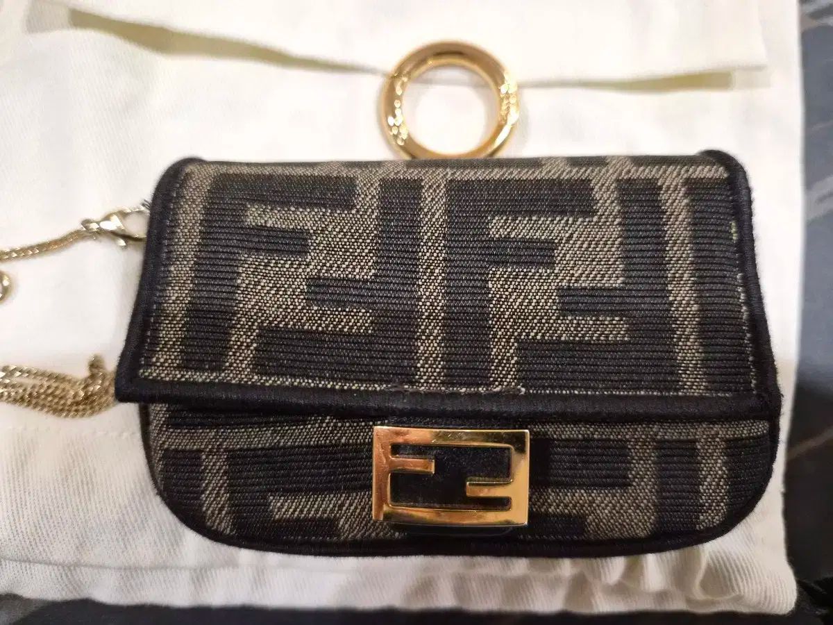 FENDI フェンディ ナノ バゲットバッグ