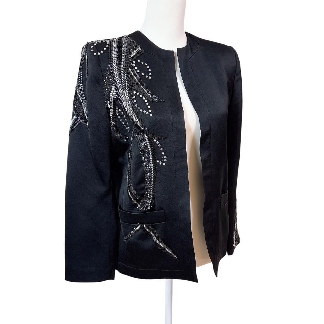 伊太利屋 装飾長袖ジャケット ノーカラー 9A2 ビジュー柄 ブラック
