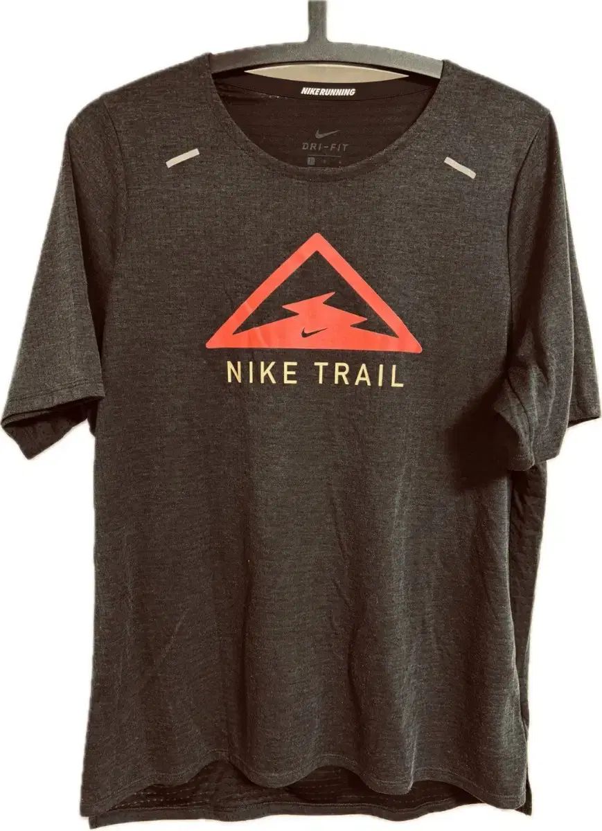 【雷市場（ポンジャン）商品韓国直送】Nike(ナイキ） トレイル ランニング Tシャツ L