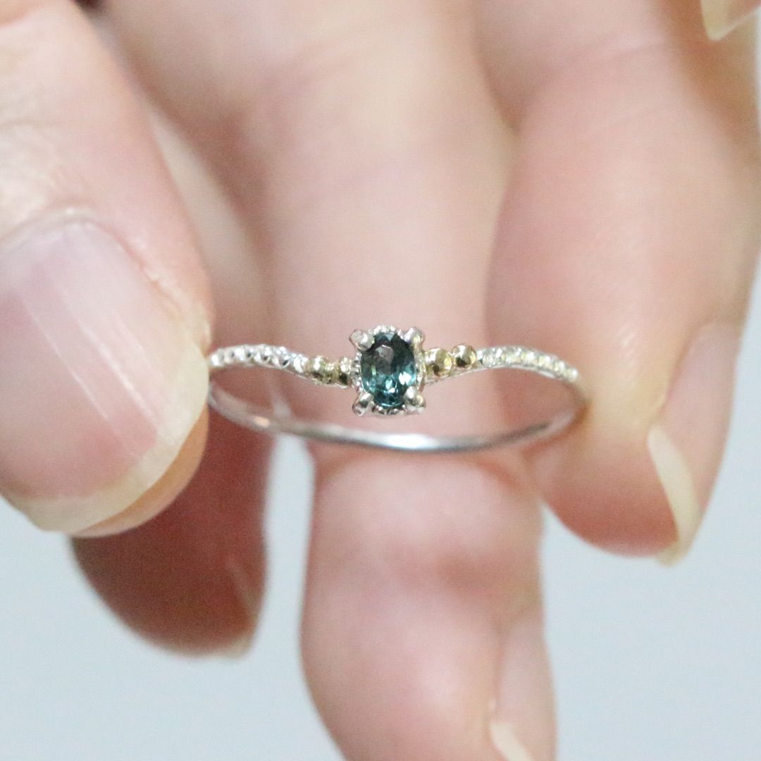 濃いめベキリーブルーグリーンガーネット細身K10粒々ミル打ちシルバーリング約11号