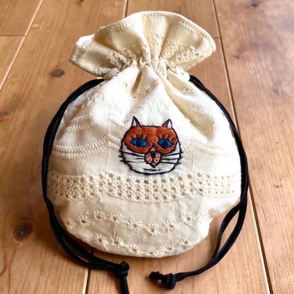 ハンドメイド 猫の刺繍 巾着 - メルカリ