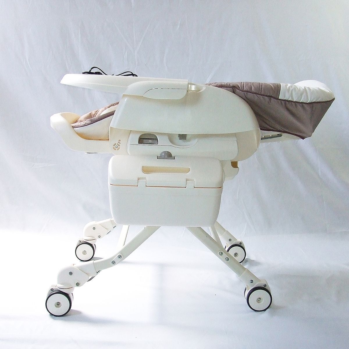 コンビ　ネムリラ　オート　自動　AT ハイローチェア　新生児 Amazon.co.jp: コンビ ハイローチェア 新生児から4才頃 ネムリラ