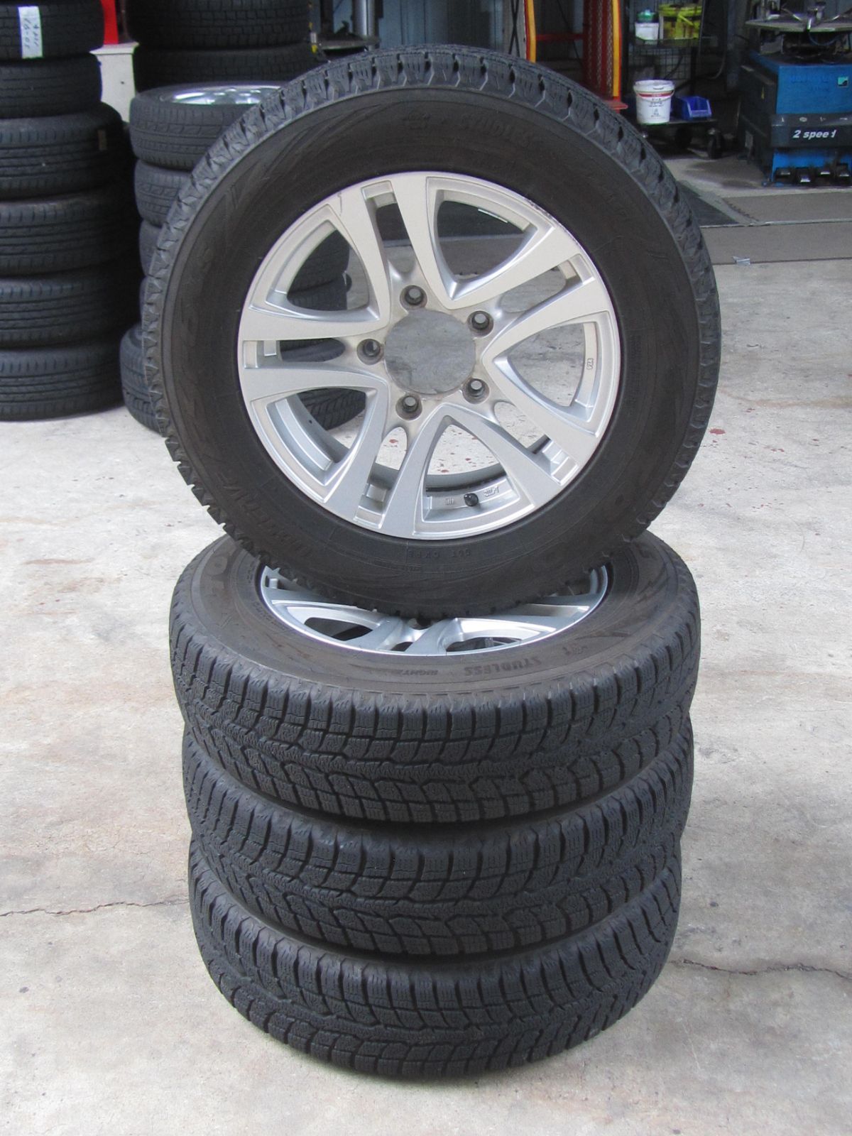 ジムニー】 175/80R16 スタッドレス トーヨー オブザーブ GSi-6 バリ山