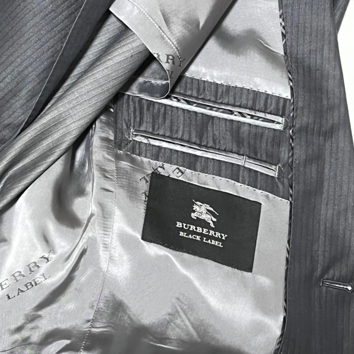 商品の BURBERRY BLACKLABEL スリーピース スーツ 光沢 ロゴ裏地 bpcs