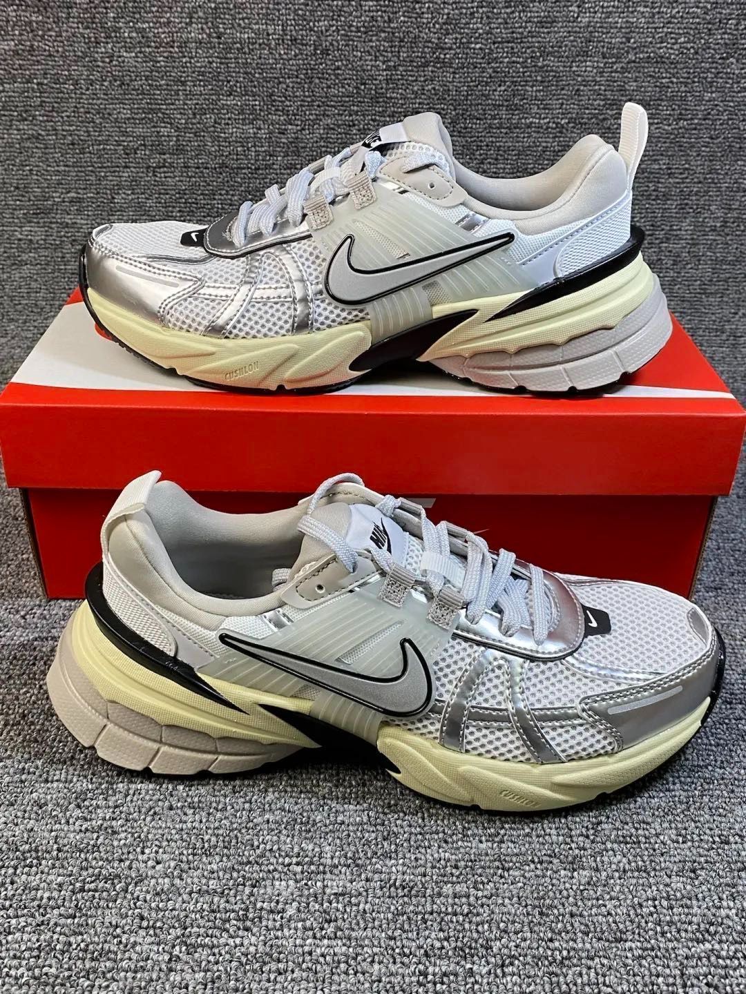 新品　NIKE W V2K RUN ホワイト シルバー