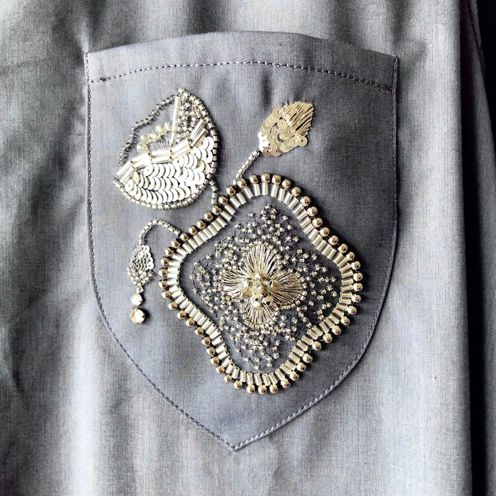 ケイトグリーナウェイの図案のレッド刺繍と生地のパッチワークキルト