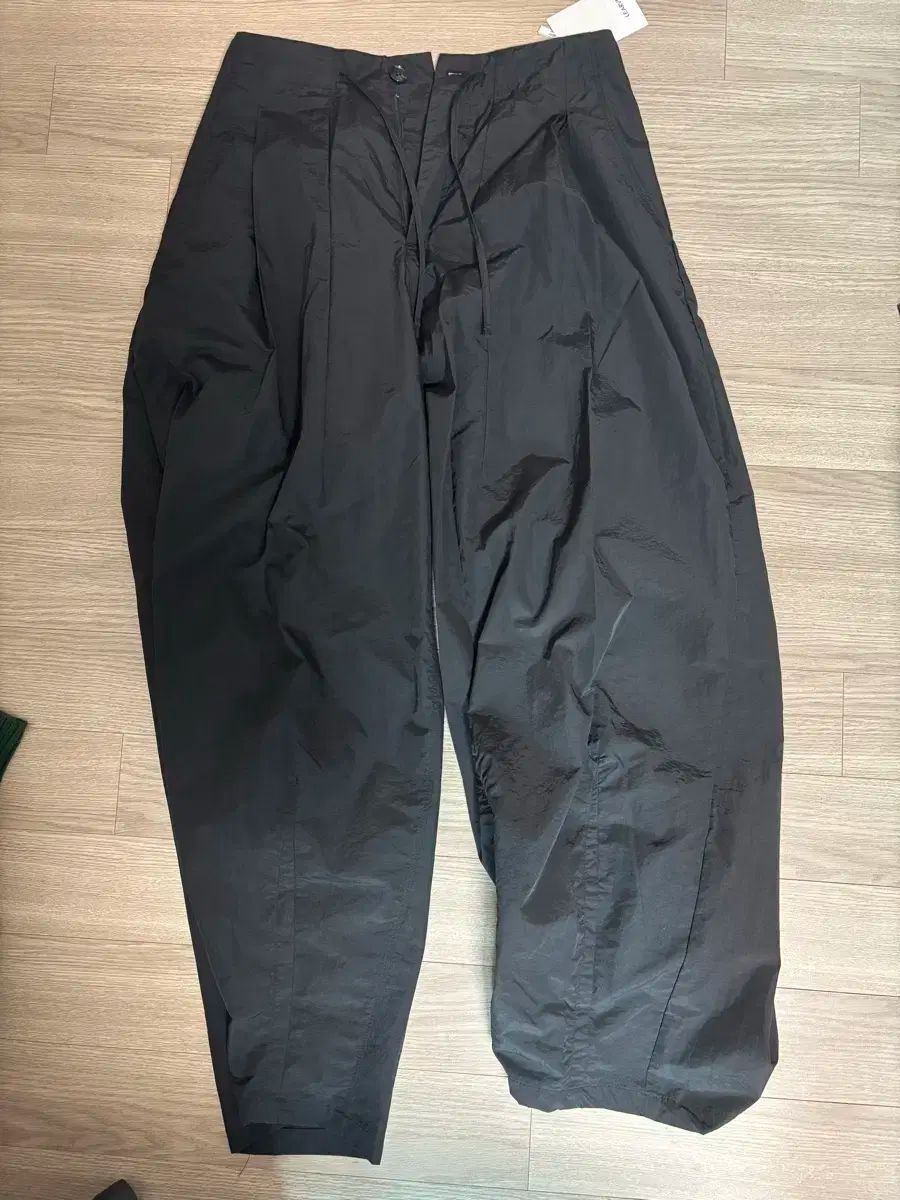 M LEARVE クレメンテ ナイロン ワイド パンツ 黒