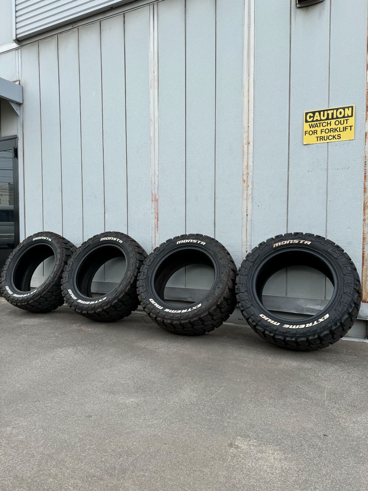 MONSTA EXTREME MUD 33×12.5R20 ホワイトレター 4本セット マッドタイヤ