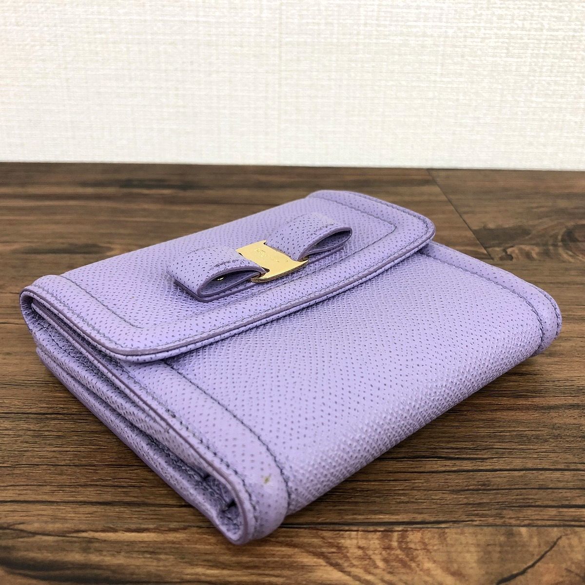 美品 Salvatore Ferragamo コンパクト財布 ヴァラ 302-