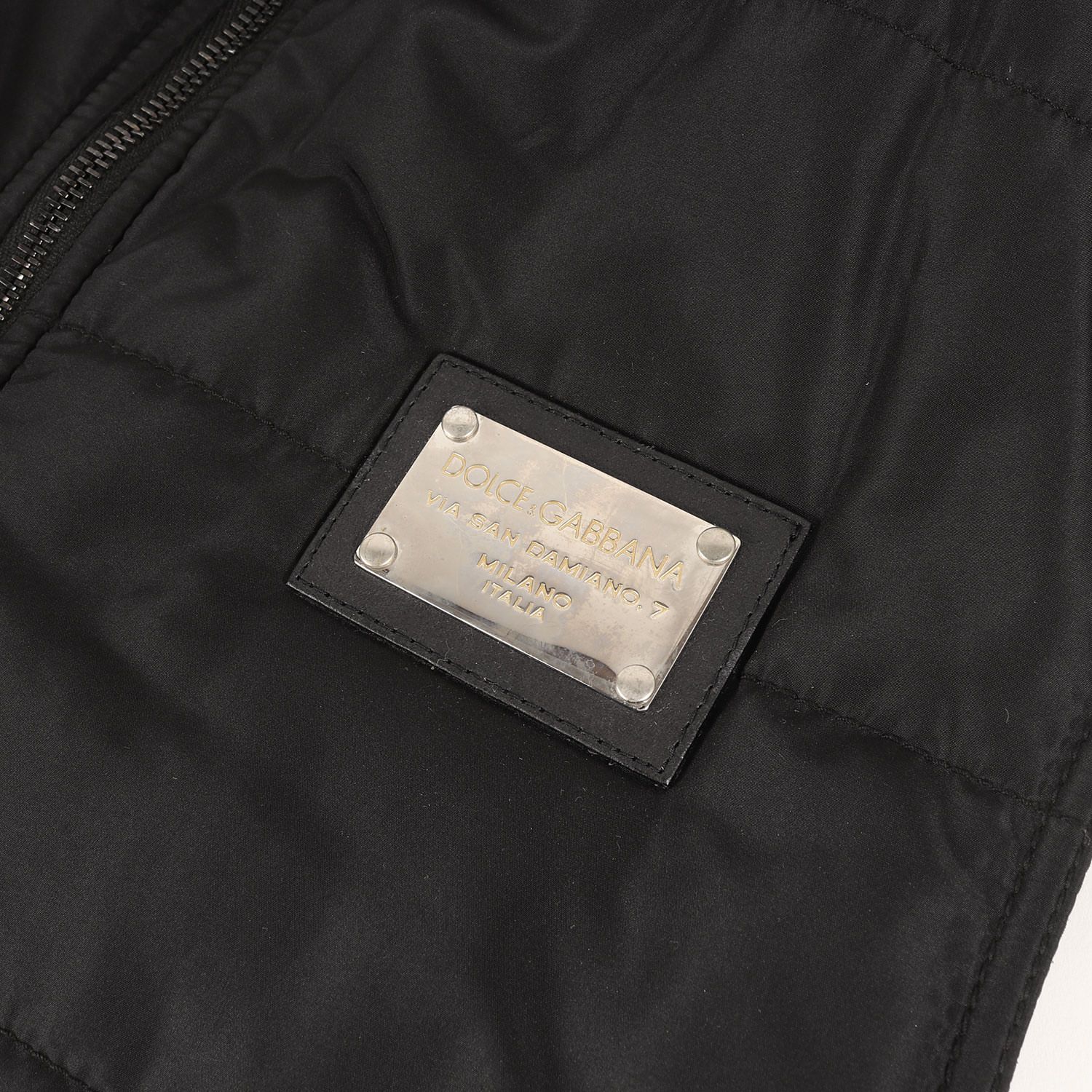 【極美品】ドルチェ&ガッバーナ ベスト 中綿 ロゴプレート フード ブラック 黒 DOLCE&GABBANA ドルチェ&ガッバーナ ベスト ブラック 黒 サイズ:46