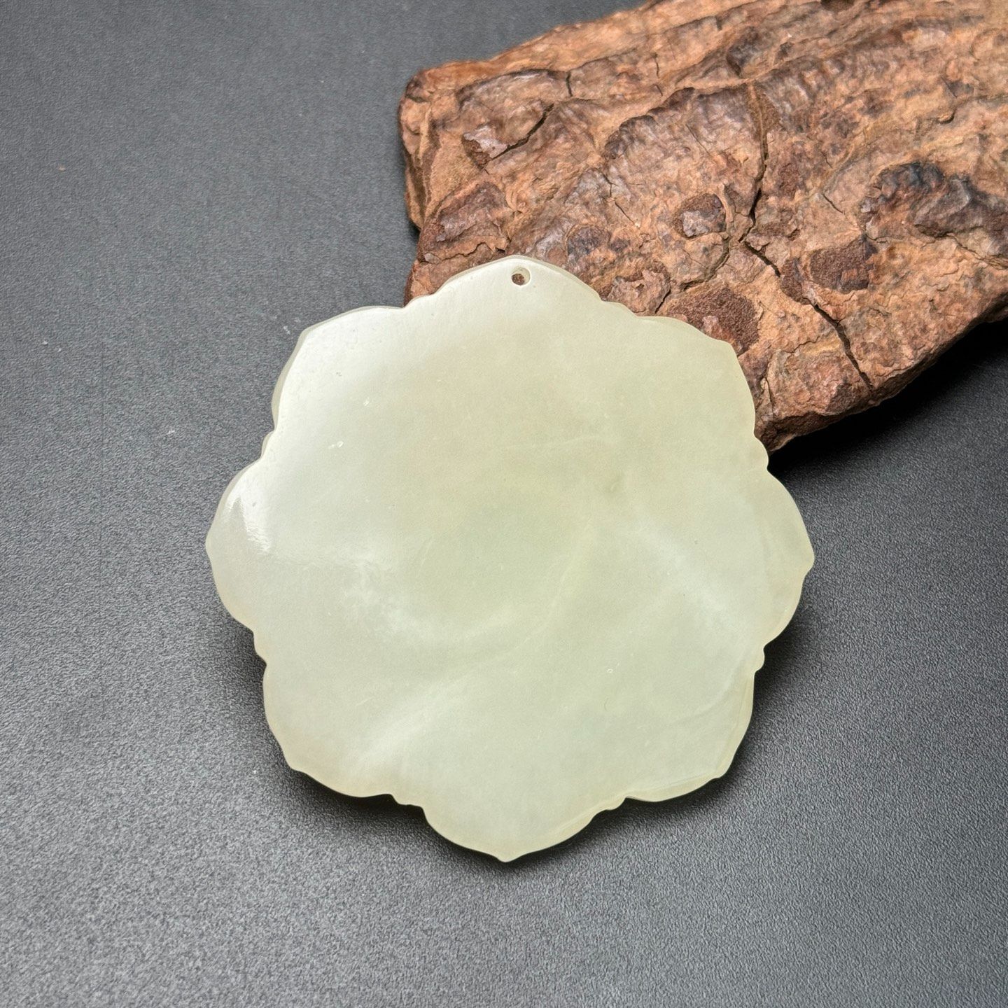 早い者勝ち　旧家蔵出し古玉 和田玉細密彫 高古件 透空彫 根付 裝身具置物 賞物 旧家蔵出し 和田玉細密彫 花開富貴紋 根付 裝身具 置物 賞