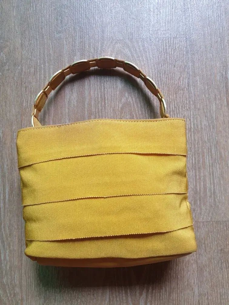 Ferragamo フェラガモ ショルダーバッグ ヴァラ イエロー Ferragamo フェラガモ ショルダーバッグ ヴァラ イエロー