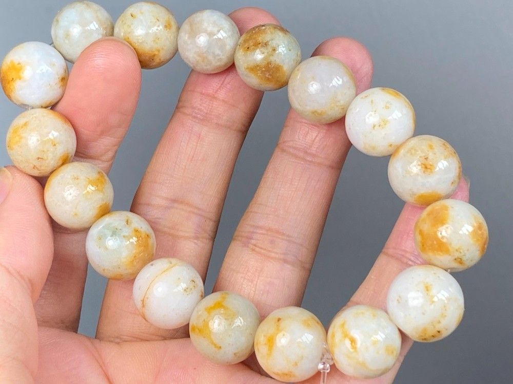 ミャンマー産本翡翠　個性的、『鶏油黄』黄翡翠金銭福字彫リブレスレット　鑑定書付き B23-46 美品 洒金 13.3mm ミャンマー産 天然 黄翡翠 本翡翠