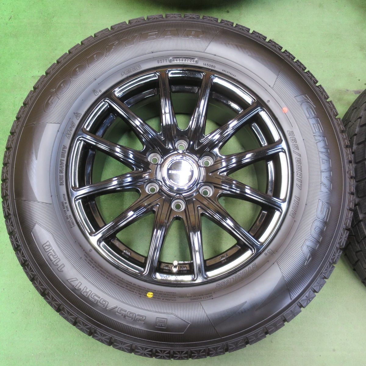 頑丈な ほぼ♥ 24年 キレイ スタッドレス 265|65R17 グッドイヤー アイスナビ SUV BISON BN-01 バイソン 17インチ PCD139.7|6H 5101501イス