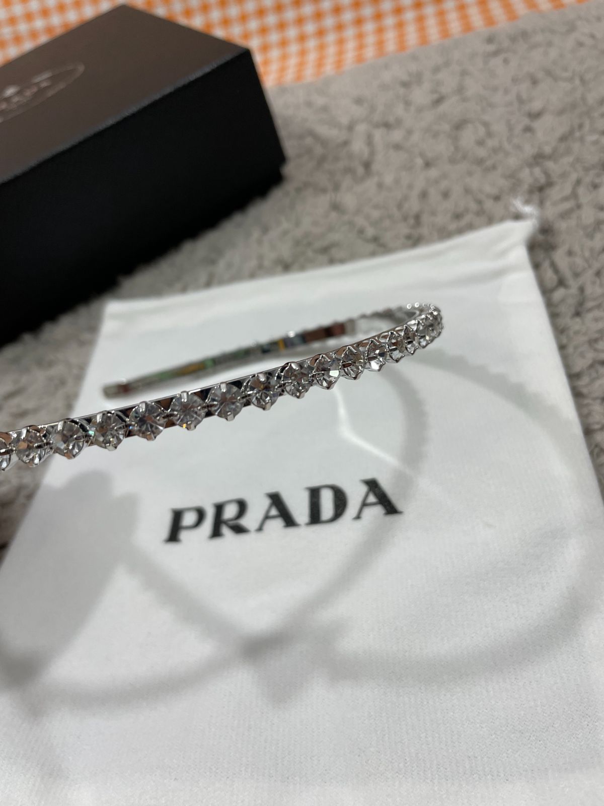 かなり綺麗PRADA プラダ　クリスタル ロゴ カチューシャ