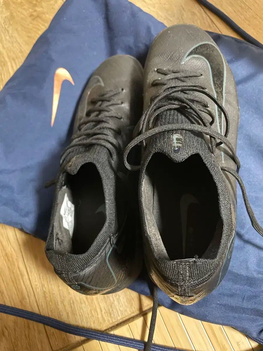 NIKE