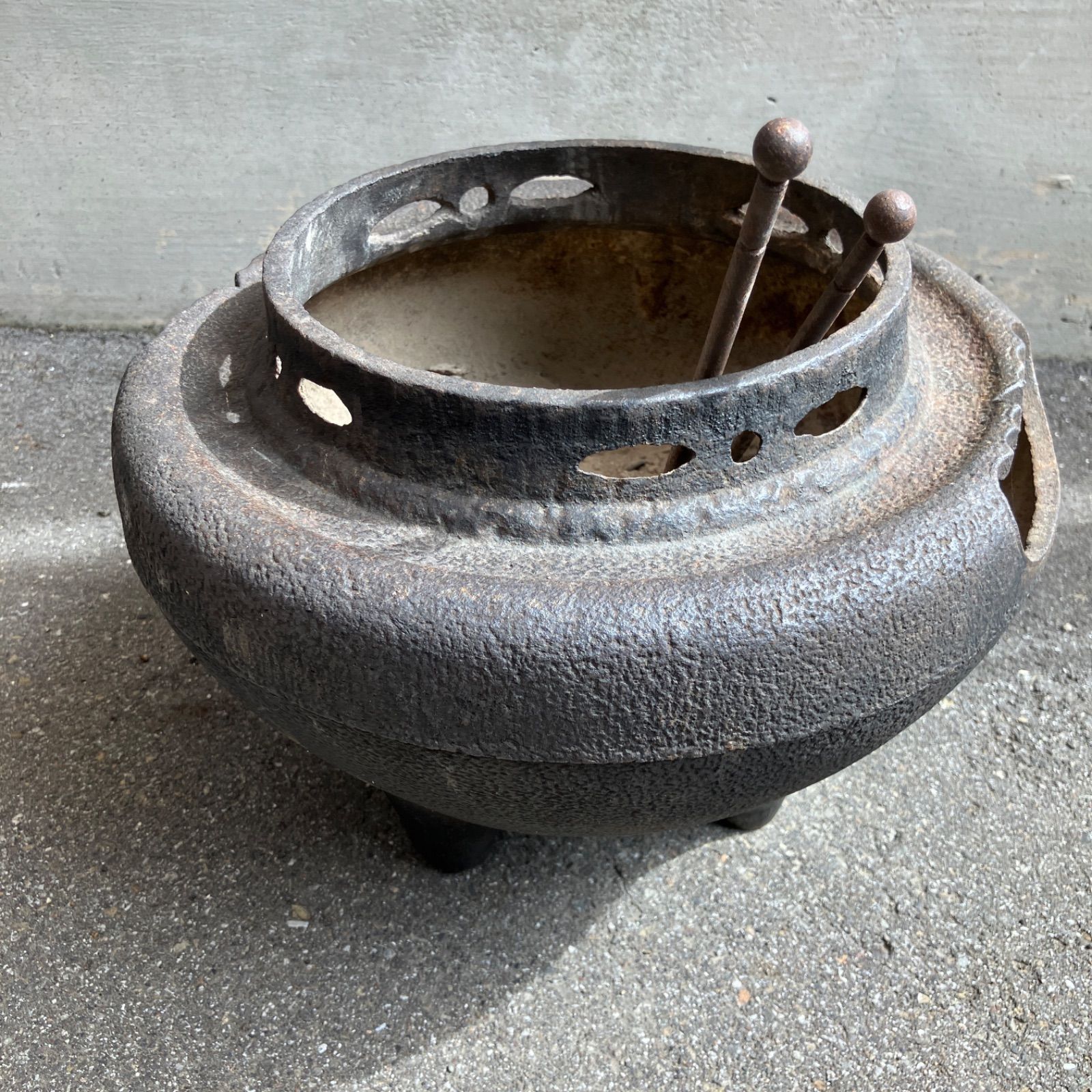 朝鮮風炉 三つ脚 真形釜 /鉄釜/茶道具/鉄火鉢/茶釜/骨董 高