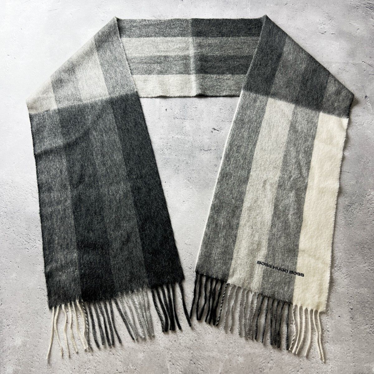 ●未使用品　HUGO BOSS ヒューゴボス ウールマフラー　刺繍ロゴ イギリス製 新品 HUGO BOSS ヒューゴボス / カシミヤ入り ロゴ
