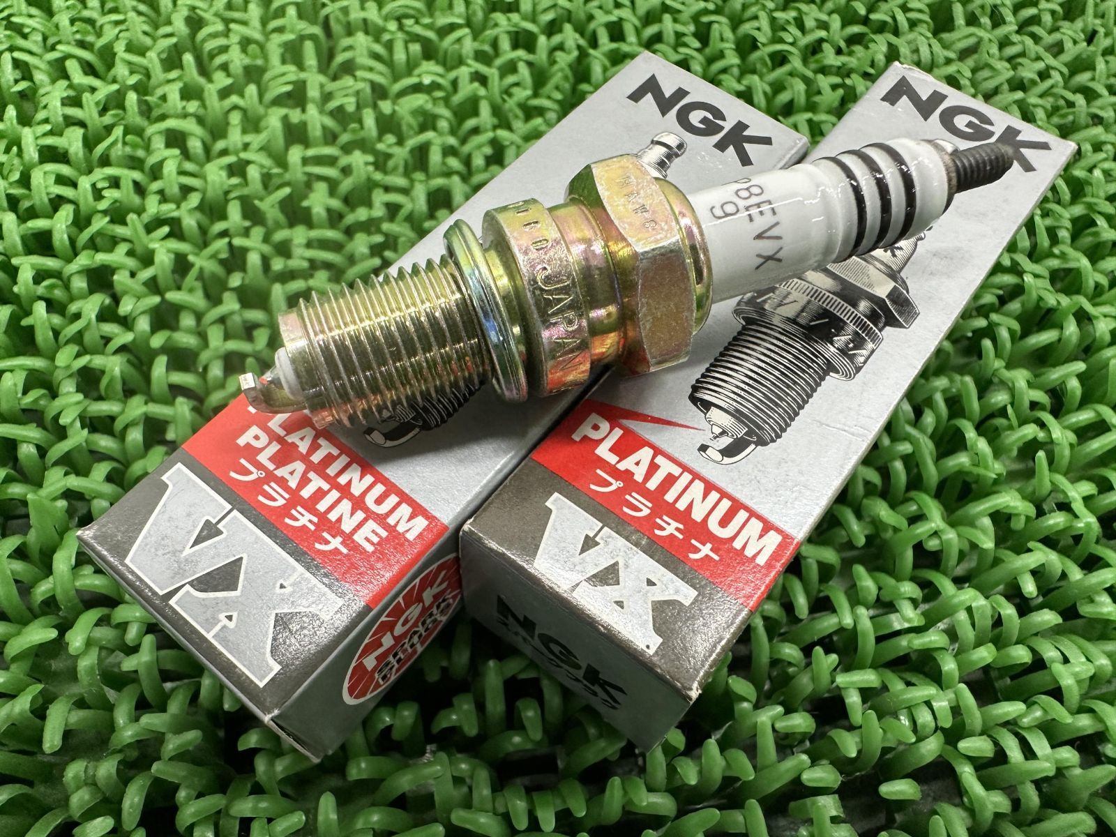 NGK製スクランブラー スパークプラグ DP8EVX-9 日本特殊陶業 新品 2本セット VXプラチナプラグ 未使用品 トライアンフ ボンネビル