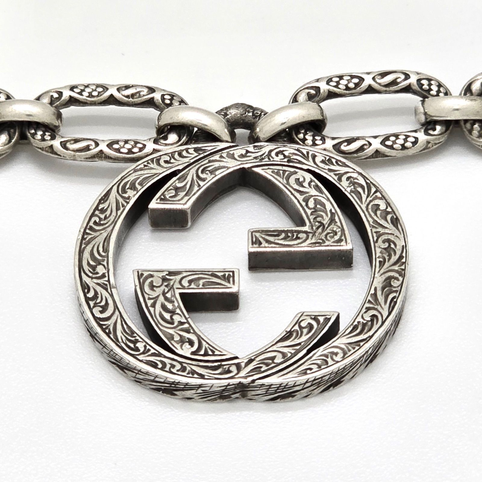 GUCCI アラベスク　シルバー ロゴペンダント ネックレス GUCCI グッチ 524890 インターロッキングG ネックレス