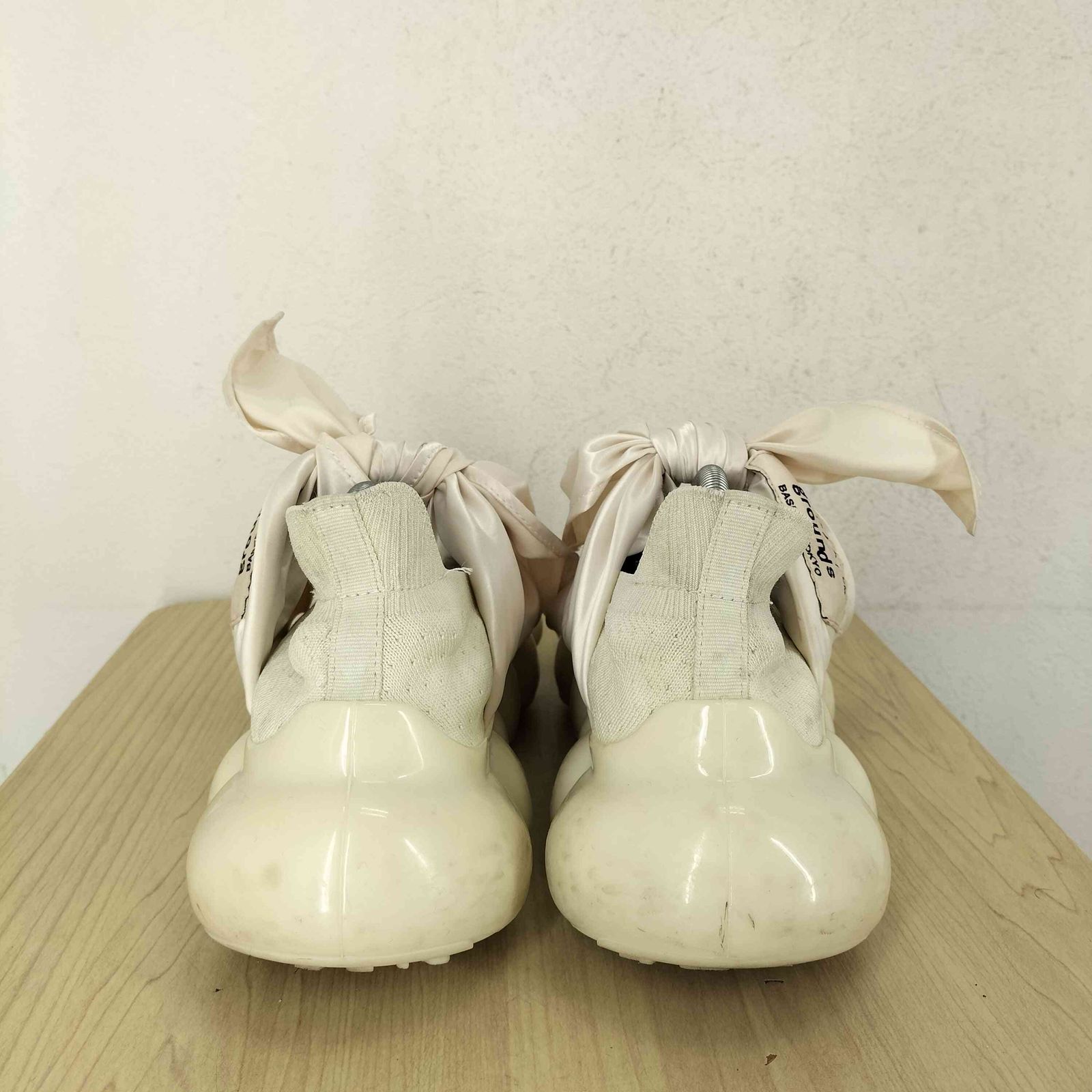グラウンズ grounds JEWELRY HANKIE PUMPS VANILLA レディース
