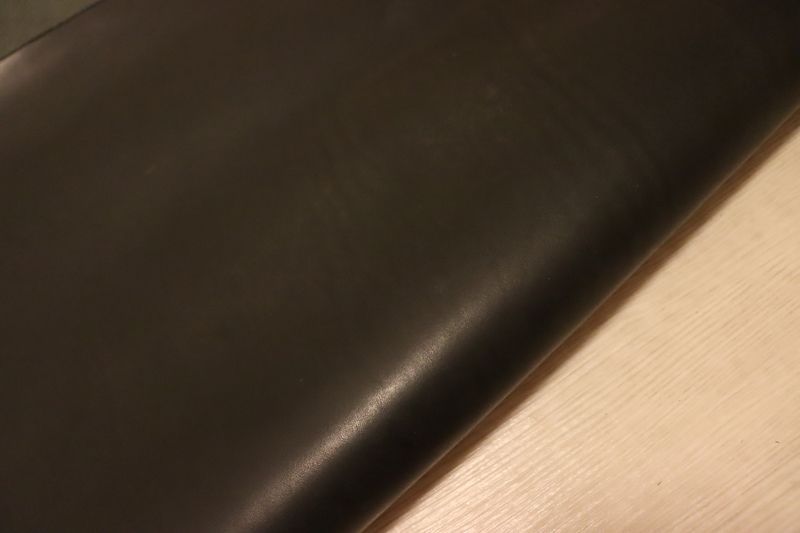 ブラック 160ds ヌメ革 ショルダーレザー 牛革 イタリア レザー スムース加工 はぎれ 一枚革 レザークラフト 革 皮 本革 diy 生地 材料