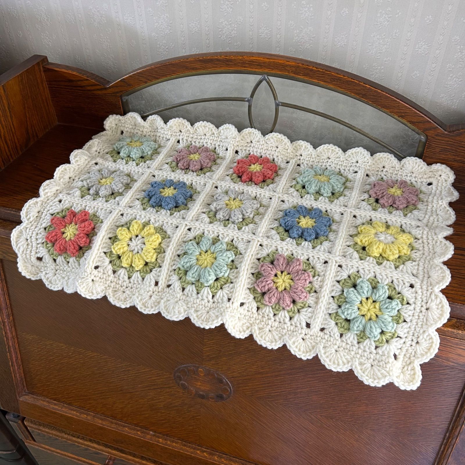 ぷっくり。お花のモチーフ編み マルチカバー ハンドメイド 約68cm×50cm ぷっくりお花 マルチカバー モチーフ編み 編み物 ハンドメイド