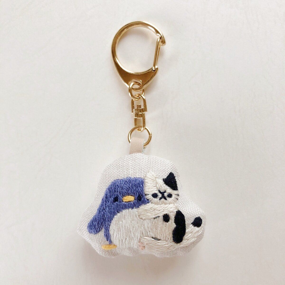ペンギンと猫の刺繍キーホルダー