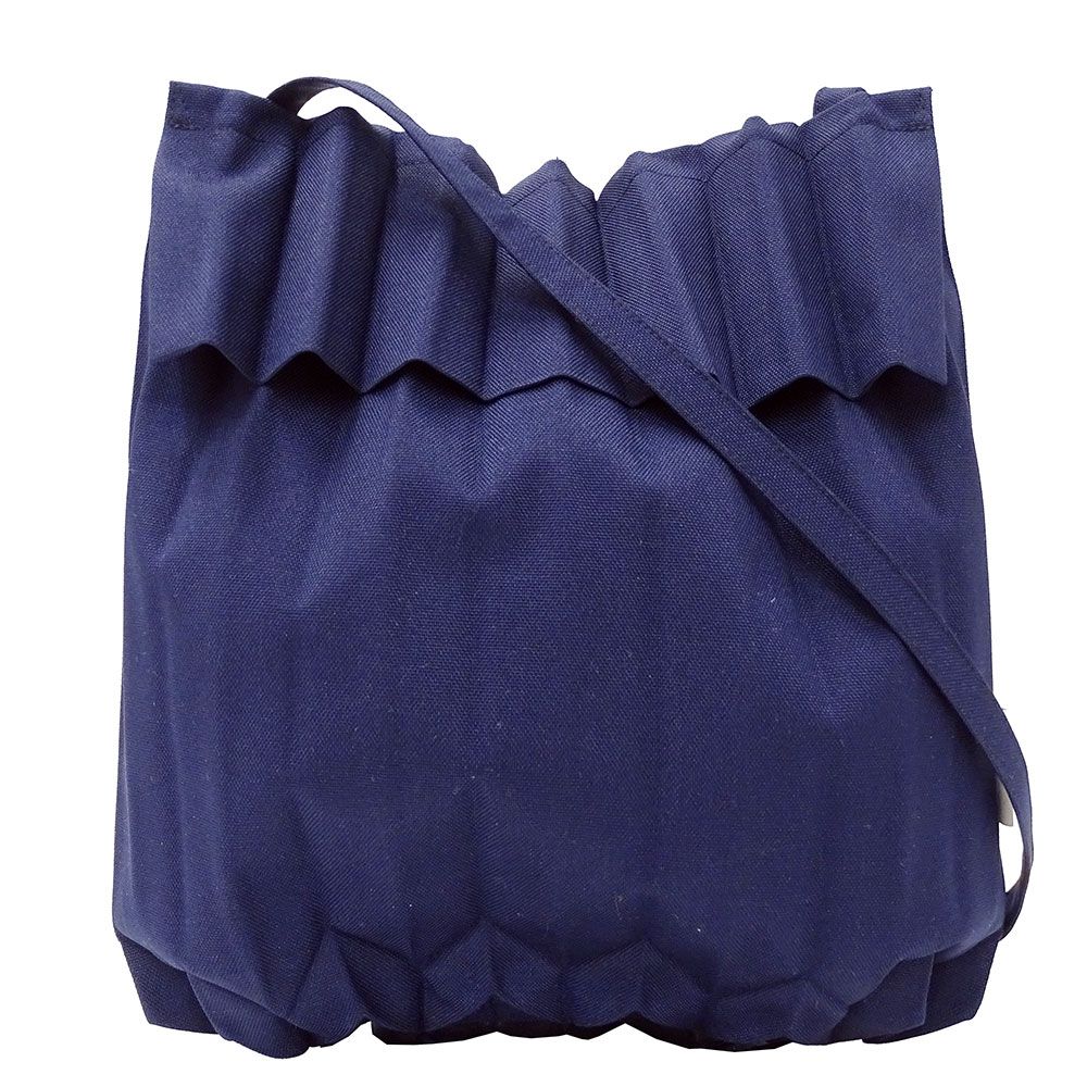 美品 イッセイミヤケ ISSEY セルリアンブルー トランク プリーツバッグ me ISSEY MIYAKEから、 TRUNK PLEATS BAGのオンラインストア限定
