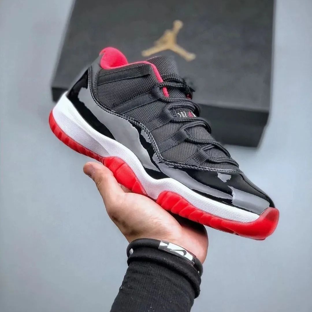 新品未使用 AIR JORDAN 11 RETRO LOW BRED エアジョーダン11レトロ ロー ブレッド 528895-012 - メルカリ