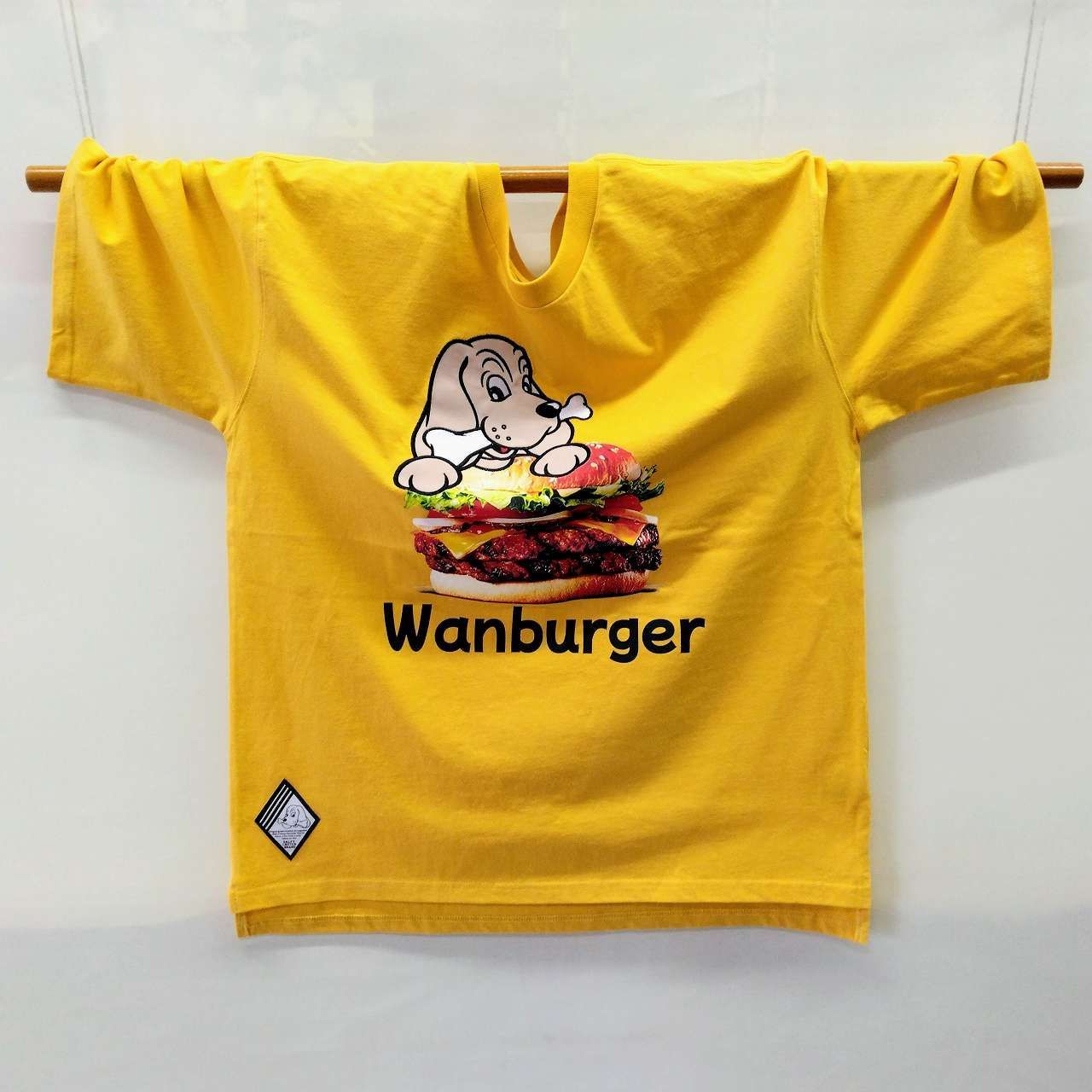 ガルフィー GALFY　半袖Tシャツ　ハイカロリープリント　イエロー　中型犬サイズ（L）　　It is a T-shirt with a character.