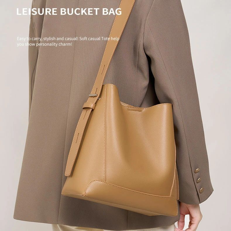 Courreges クレージュ　ビックロゴ　ブラウン　レザー ハンドバッグ　上品 Courreges クレージュ ビックロゴ ブラウン レザー ハンドバッグ 上品