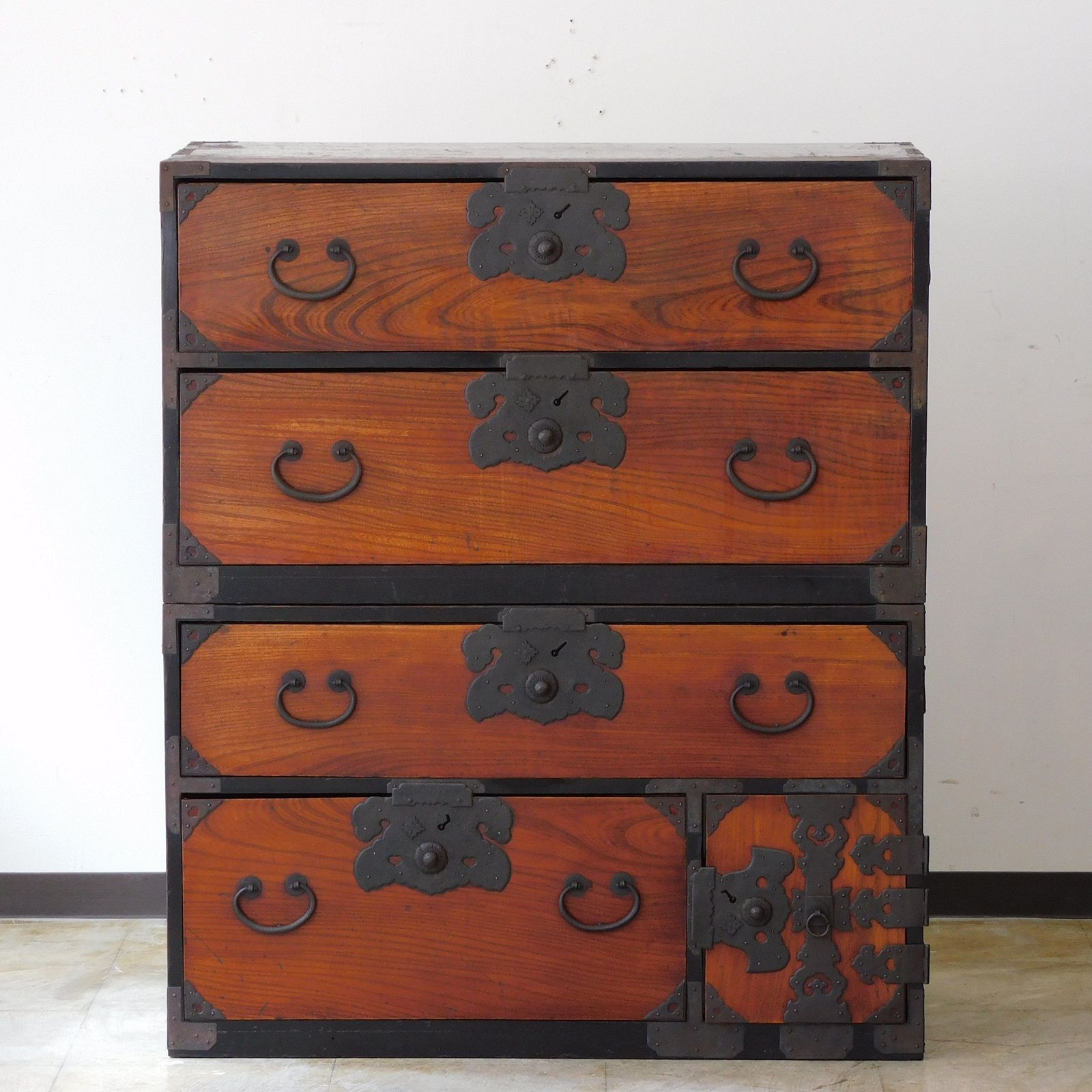 綺麗な丸金具庄内箪笥　抽斗2段　タンス　収納　古家具　古民家　時代家具 綺麗な丸金具庄内箪笥 抽斗2段 タンス 収納 古家具 古民家 時代