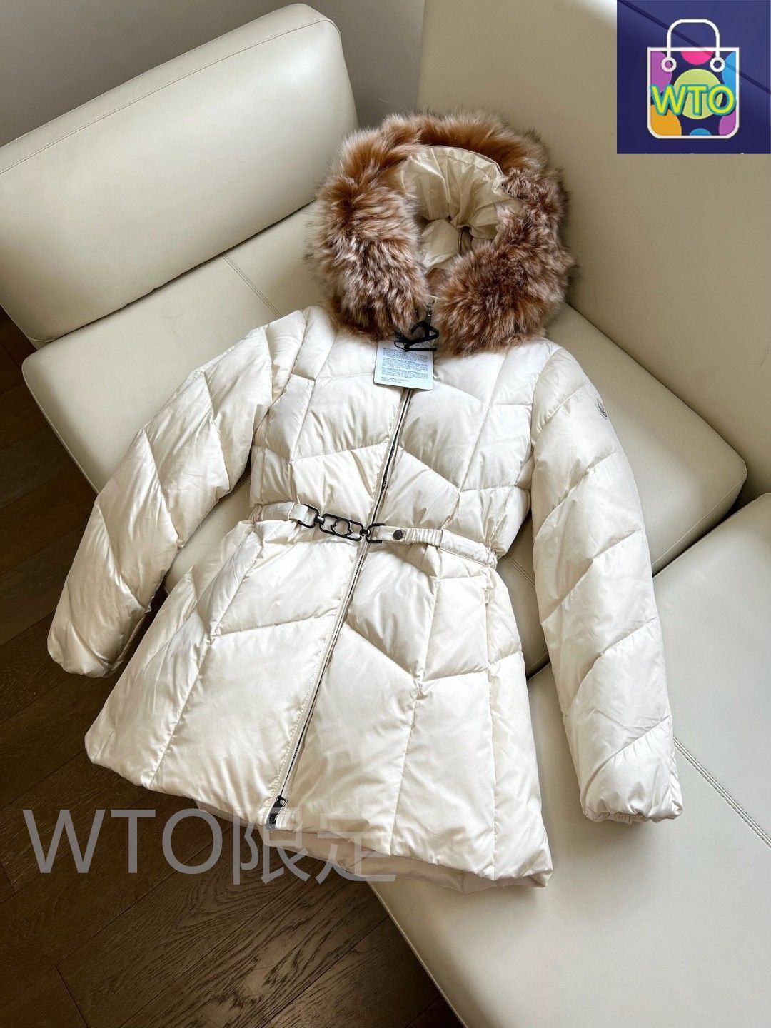 MONCLERモンクレール 白いダウンジャケット 茶色の毛襟｜本日