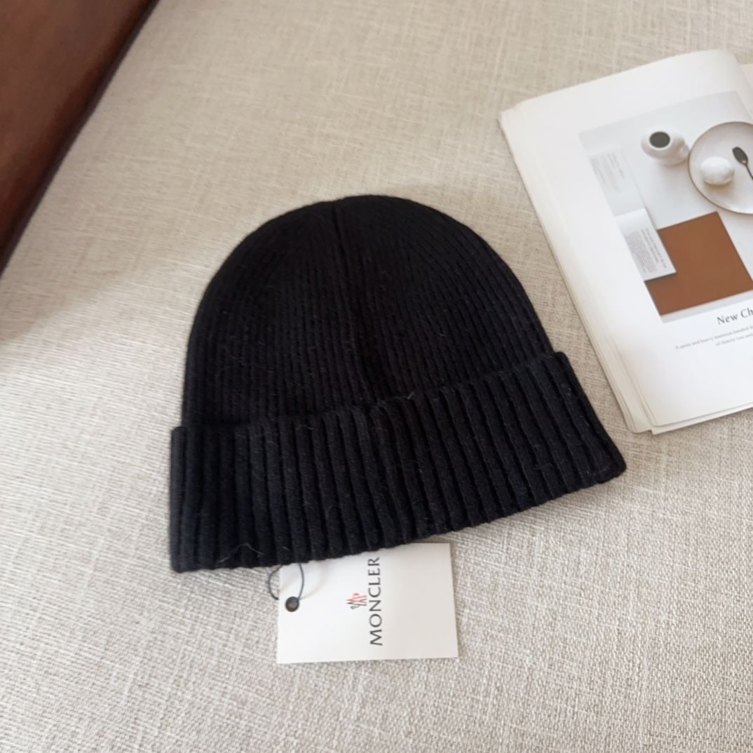 未使用品 MONCLER ブラック ニット帽 MONCLER モンクレール ニット帽 黒 ブラック ネイビー 帽子