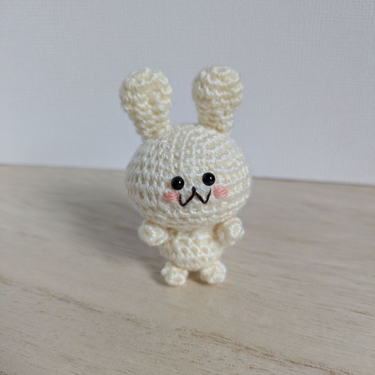 あみぐるみ うさぎさん 白 べにほっぺ キーホルダー ハンドメイド