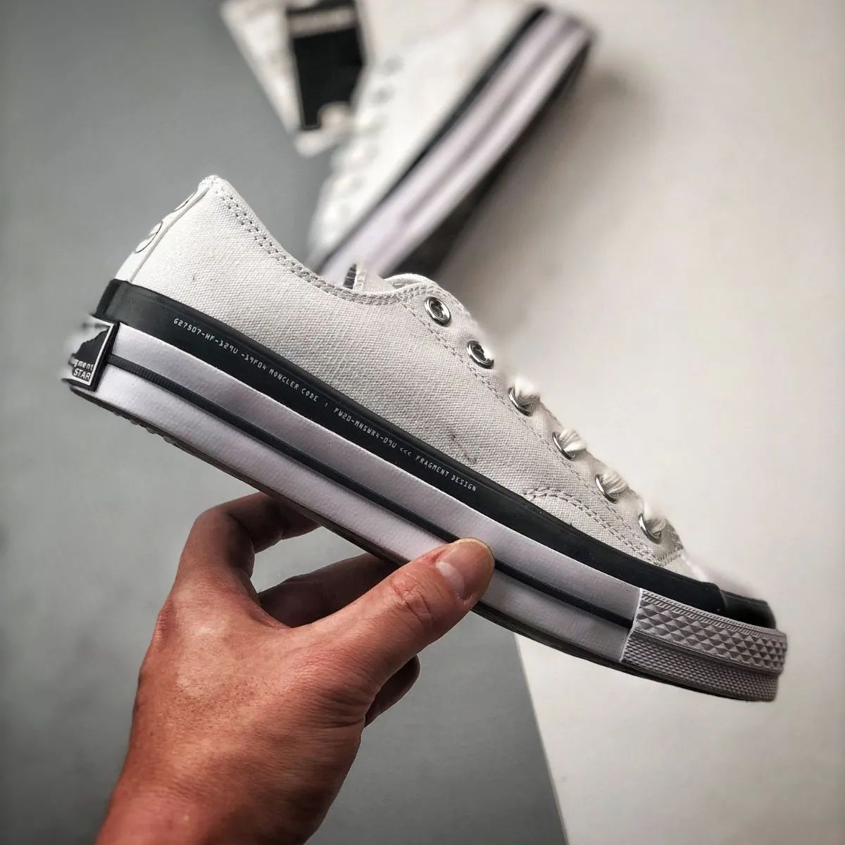 Moncler x Fragment Design x Converse 1970s Chuck Taylor All Star Ox：藤原ヒロシとのコラボレーション、軽量で滑り止め効果抜群のローカットキャンバスシューズ、男女兼用、ホワイト