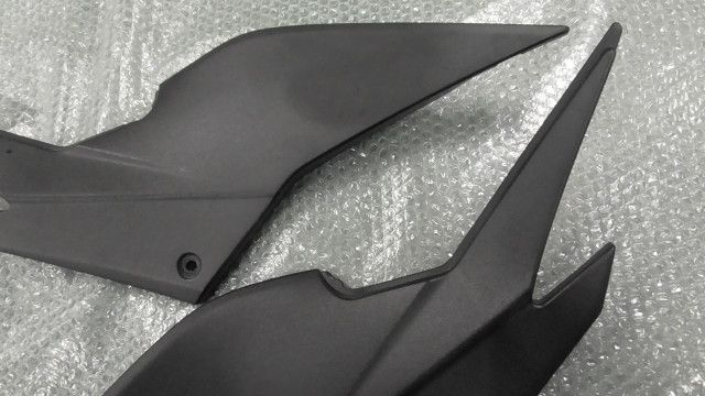 ニンジャ Ninja 250R EX250K の シート下カウル 左右 傷:#1619139720 - メルカリ